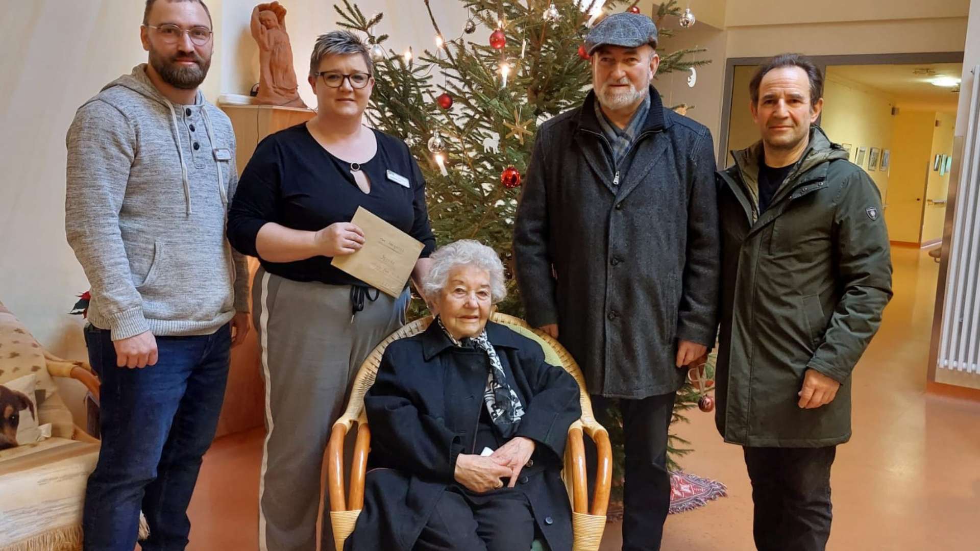 Familie Ströbele übergibt eine großzügige Spende an Frau Antje Sauer, Leiterin Hospiz Haus Geborgenheit